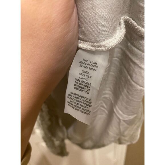 Soft Surroundings Women's Light Grey Silk Romance Tunic Blouse Size Medium NWOT - Picture 5 of 5